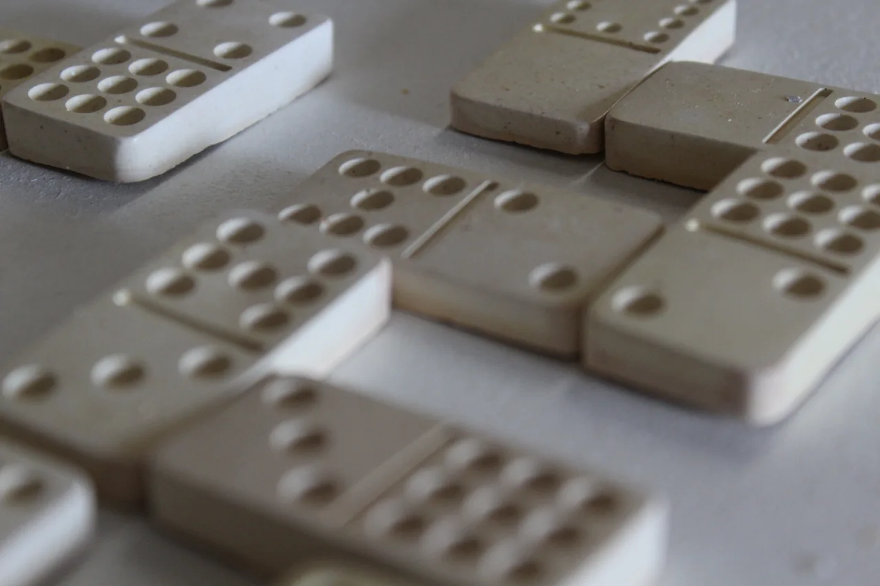 Handgefertigte Dominosteine mit hellen, taktilen Oberflächen